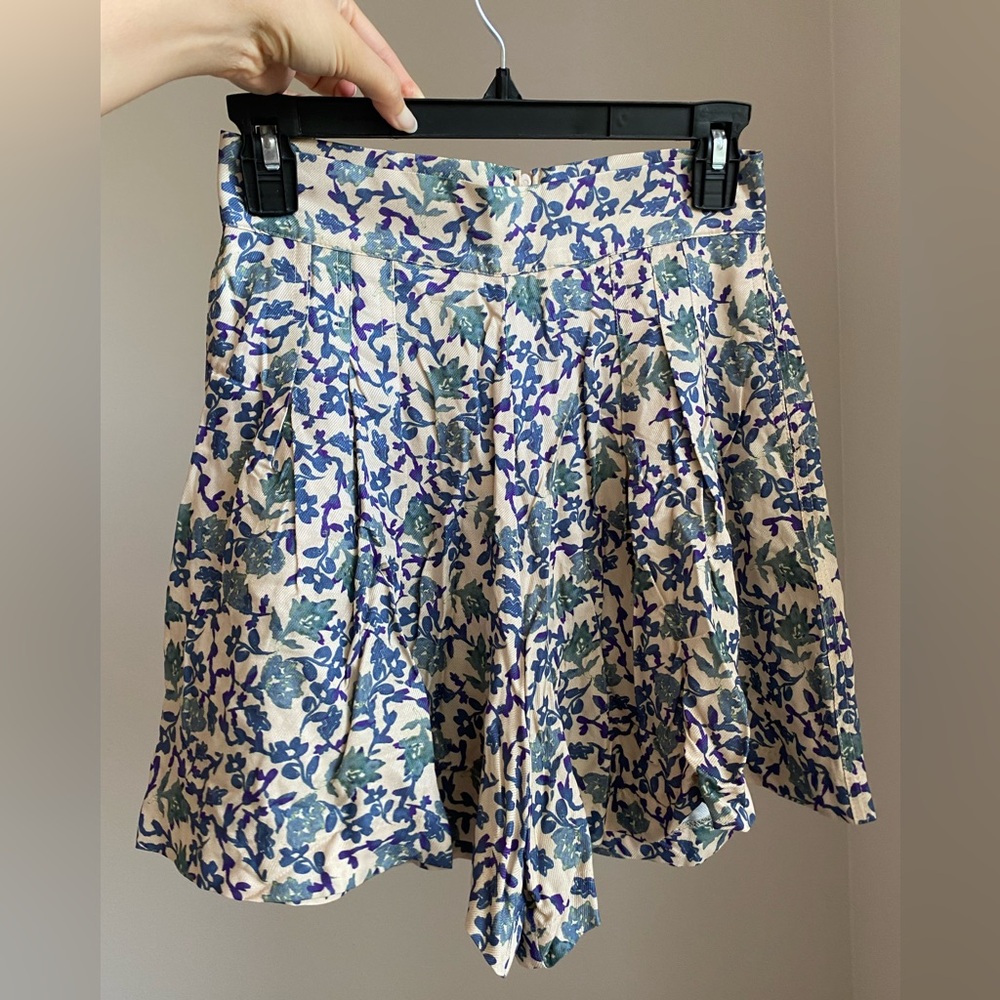 H&M Floral Patterned High waist Pleated short beige Cream blue viscose US 2 NWT